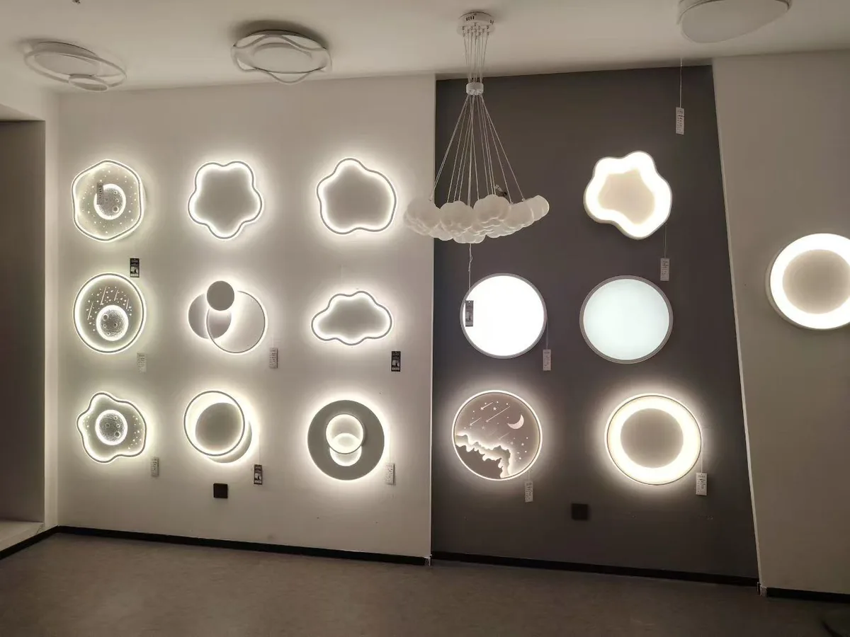 Lighting sample showroom with ceiling lamp display wall
